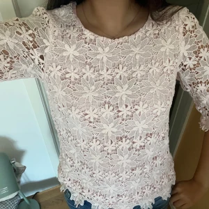 Spets tröja i ljus rosa 🤍 - Super söt spets tröja i ljus rosa, den är mera rosa i verkligheten, skriv för mer bilder och frågor🩷