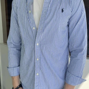 Ralph Lauren  - Ralph Lauren skjorta utan tecken på användning. Storleken motsvarar S