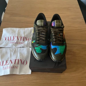 Valentino rockrunner skor - [ Valentino rockrunner skor [] Skick - 10/10 (endast testade) [] Storlek - 43,5 [] Pris - 2000kr ]  Vid frågor eller något du undrar över gå via PM. mvh Z.L 