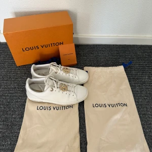 Louise Vuitton skor ( tjej ) - ett par riktigt snygga helt nya lv skor i storlek 38,5!. Nypris är ca 9000kr!  vid köp medkommer Box, 2dustbags, extra skosnören! 