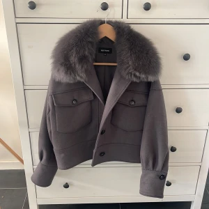 Ny meotine jacka - Oanvänd meotine jacka i mörkgrå, storlek s/m men passar även den som brukar ha xs/s