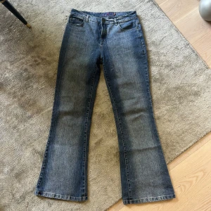 Mörkblå lågmidjade bootcut jeans - Skit snygga lågmidjade jeans med bootcut, de har en vintage denim stil och passar S/36