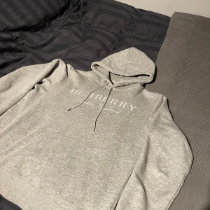 Burberry hoodie  - Säljer burberry hoddie  Size M Två små fläckar  Vissa byten kan va intressant  Skriv vid fler bilder och frågor 