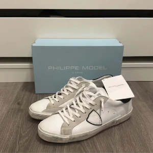 Vita sneakers från Philippe Model - Feta Philippe models med marinblåa detaljer. Skick 10/10 aldrig använda. Skriv dm för fler funderingar🙌