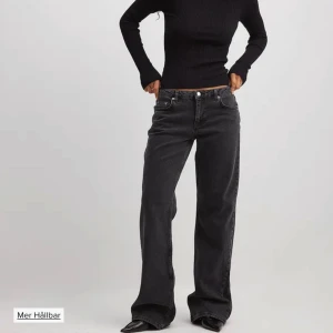 Jeans  - Säljer dessa superfina lågmidjade jeansen ifrån NA-KD.  De är endast använd en gång. Säljer pågrund utav att de inte passar. De är i mycket bra skick och inga defekter förekommer. 🥰