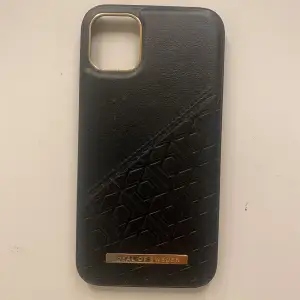 Jätte fint iPhone 11 skal från ideal of Sweden. Säljer på grund av att jag köpt en ny mobil. Är varsamt använt men med några defekter, se bilderna.