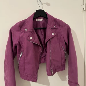 Skinnjacka för barn - Lila jeans jacka, perfekt för 8-10 åringar 