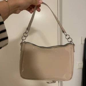 Beige liten handväska  - En lite glansig beige handväska från H&m🤎 
