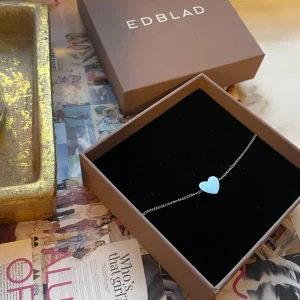 Armband Edblad  - Så himla fint armband ifrån Edblad som tyvärr inte kommer till användning. Är i sterling silver och knappt använt, därmed i nyskick. Nypris 299 kr. Asken medföljer! 