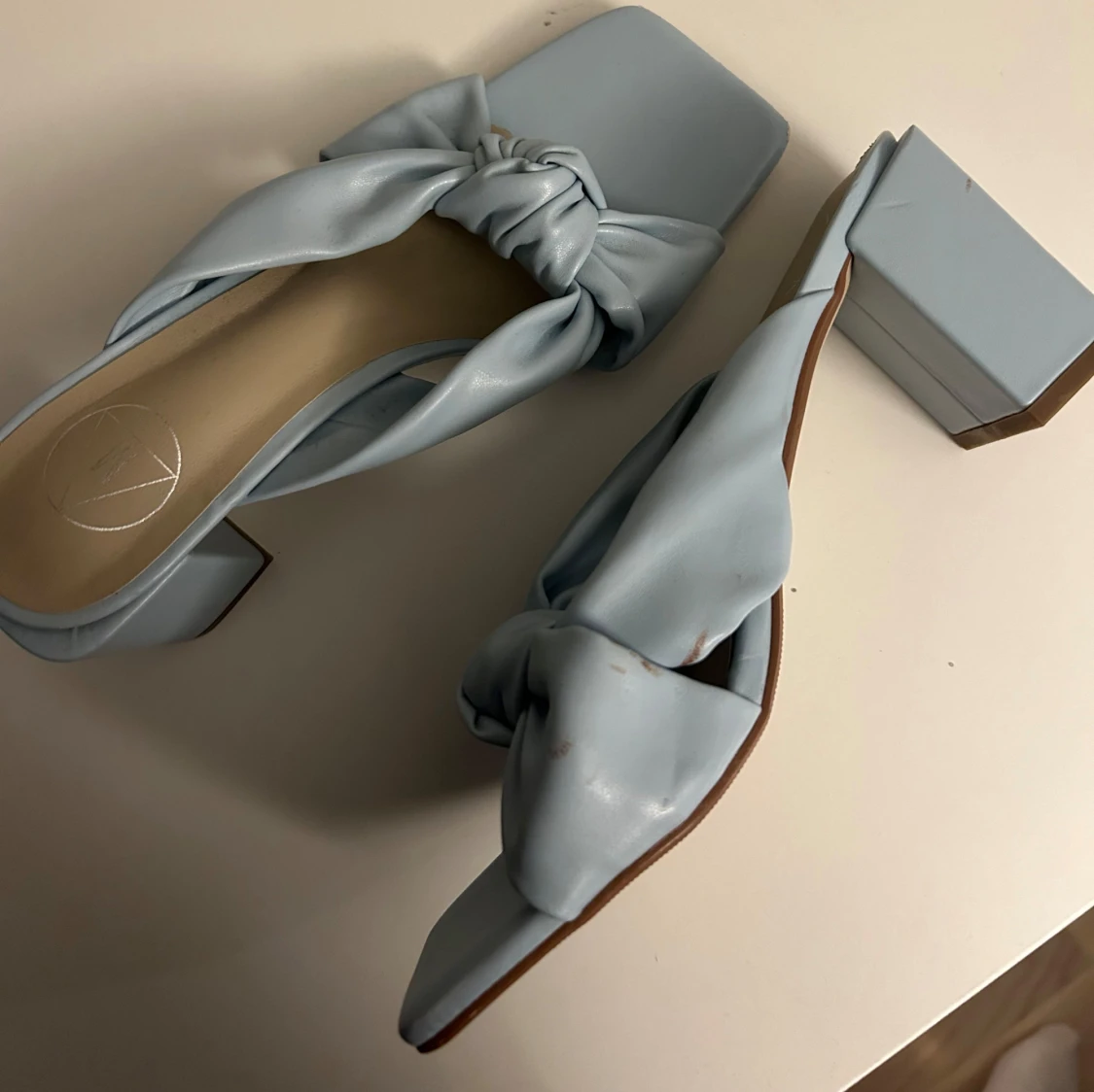 Ljusa blå klackskor med knyt - 93