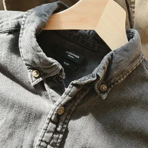 Jack & Jones skjorta - Skjorta från Jack & Jones | Storlek: S - Skicket på skjortan är bra med få tecken på användning - Mitt pris: 100kr Nypris: 499kr