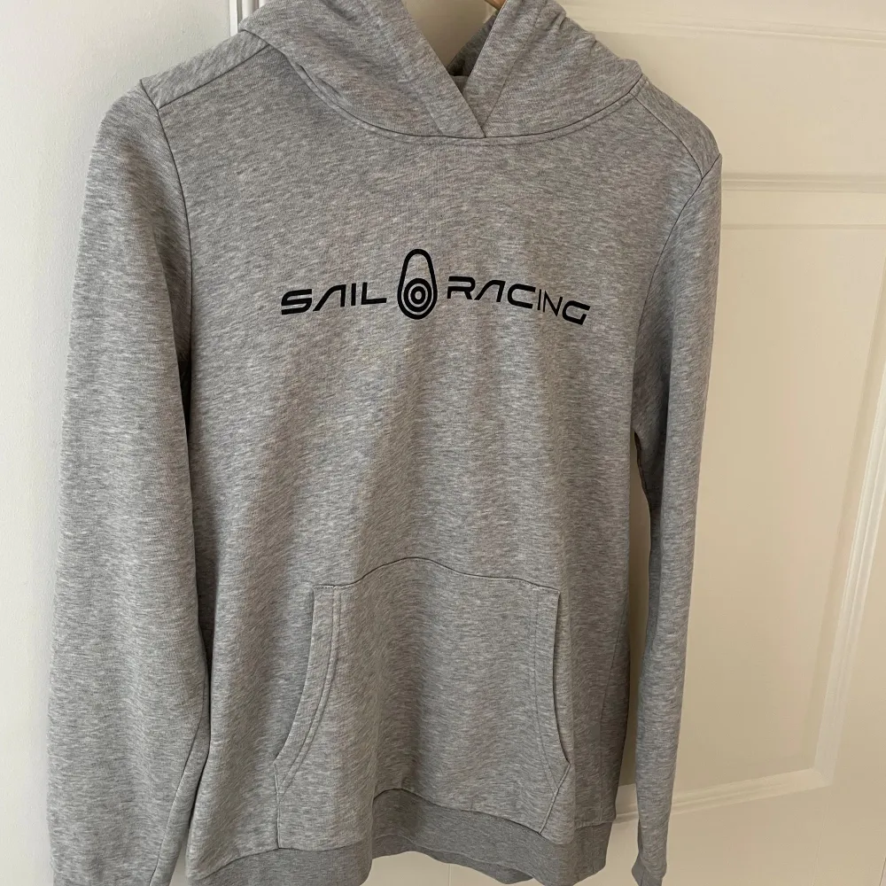 Hej! Säljer nu denna snygga och jätte sköna sail racing hoodie. Den är i väldigt bra skick, förutom den pyttelilla fläck (bild 4) men den går förmodligen bort i tvätten. Storlek 170, hör av er vid frågor!. Hoodies.