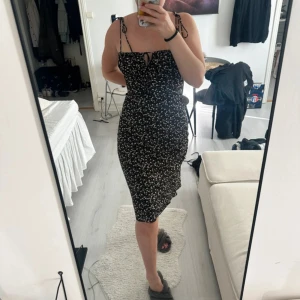 Adoore klänning mönstrad - Jättefin enkel klänning från Adoore som verkligen kramar kroppen vackert 🌺  Oanvänd men ingen lapp på, säljer pga för liten. Lite liten i storleken.  Sommarklänning back to school