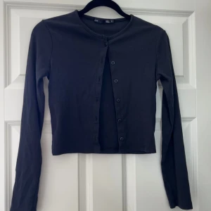 Svart cardigan - Säljer nu min helt nya svarta cardigan från lager 157. Nypris 149kr mitt pris 40kr. Storlek s. Skriv om du har funderingar☺️