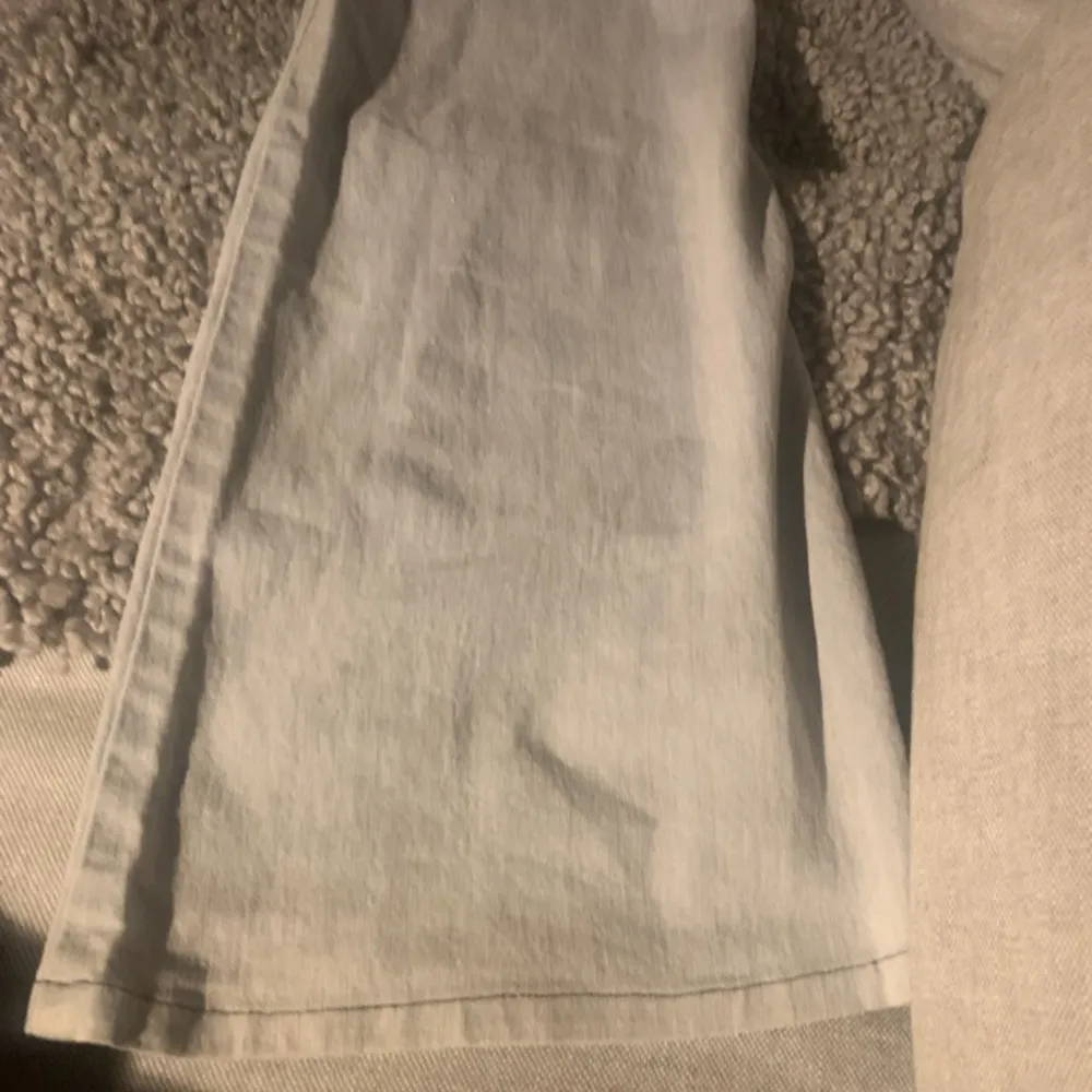 Säljer dessa skit snygga jeans då de ej passade. De är i storlek M/38 men skulle säga att de är små i storleken. Fint skick utan defekter 💞Innerbenslängd 80 Midja 37. Jeans & Byxor.