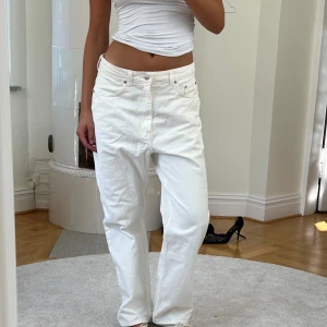 Vita jeans från Weekday - Vita baggy jeans från Weekday