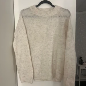 Stickad tröja - Säljer min superfin stickade tröja som är perfekt nu inför hösten och vintern!🍂 super varm och gosig och helt oanvänd, storlek XS men skulle säga att den även passar S! Super bra kvalitet och fint material! Nypris 799 men säljer för 400🥰😇