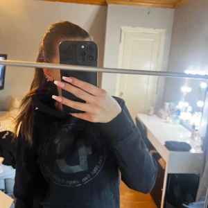 Svart hoodie med tryck - Säljer en svart hoodie med ett coolt tryck på framsidan. Den är perfekt för höst och vinter, och har en skön passform med långa ärmar. Perfekt för en avslappnad stil eller för att mysa hemma. Hör av dig om du är intresserad!