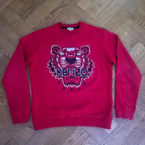Röd Kenzo tröja  - Väldigt fin tröja från kenzo i storlek S. Varsamt använd och felfri från fläckar och inga trasiga sömmar. Nypris ca 2000, mitt pris 800