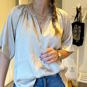 Gullig topp - Guldig fin topp från Åhléns 