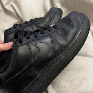 Svarta air force 1 - Säljer mina svarta air force, kommer inte till användning längre. Bra skick bara lite förstörda i skorna men känns inte av. Rengörs innan jag skickar dom.