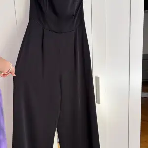 Oanvänd jumpsuit fr H&M, finns ett bläte som medföljer  Vida i benen och sitter tight i brösten