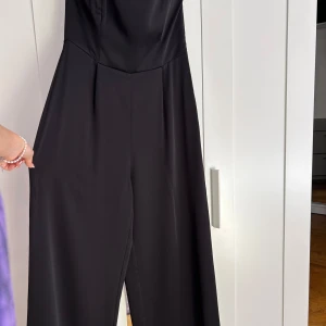 Jumpsuit, ny - Oanvänd jumpsuit fr H&M, finns ett bläte som medföljer  Vida i benen och sitter tight i brösten
