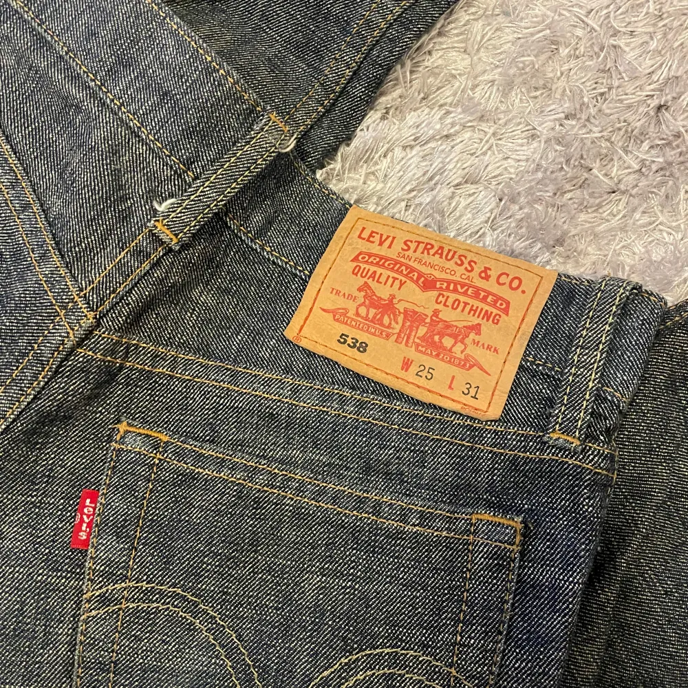 Lågmidjade flare / bootcut 25/31. Jeans & Byxor.