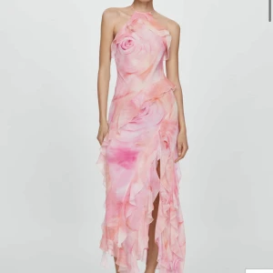 Lång klänning  - Säljer denna fina klänning då den inte kommer till användning, endast använd 1 gång. Den är även slutsåld på mangos hemsida 💖🌸