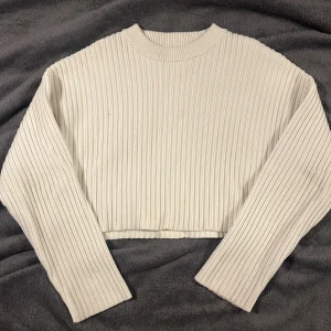 Vot tröja  - en cropped vit tröja perfekt skick