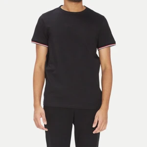 Moncler Maglia - Intressekoll på min Maglia T-shirt i extremt bra skick, Storlek M