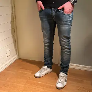 Replay Jeans | skick 9/10 | Storlek 29/34 | Pris - 449kr | Modellen är ca 177cm lång | Fraktar via PostNord eller Instabox på köparens bekostnad | Hör av dig vid minsta fråga eller fundering!!