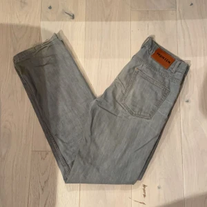 Monten jeans - Limited edition Monten jeans, as sköna Monten baggy jeans i färgen grå, nypris 1200 kr, säljs inte längre och kommer aldrig att göras igen. (Finns lite slitage kolla bilderna). Hör av er i dm vid minsta fråga eller fundering💯