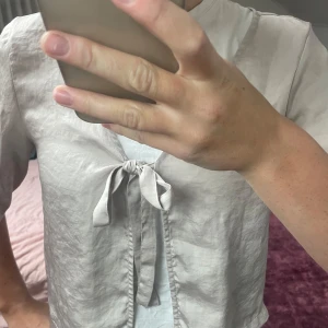 Jättefin blus - Jätte snygg blus/kofta som man knyter i mitten. 