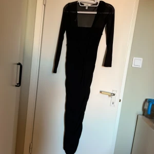 Svart klänning  - Otroligt snygg svart klänning i storlek S.  Inköpt ifrån H&m. Använd endast en gång. 