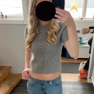 stickad tröja zara - säljer denna super snygga stickade tröja från zara som inte säljs längre, då jag inte tycker om hur den sitter på mig, använt få  gånger och är i bra skick!🥰