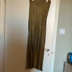 Satin kjol - Vacker grön satinkjol från H&m 