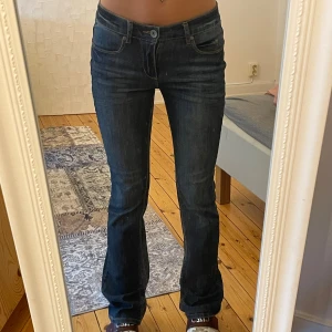 Lågmidjade jeans - Snygga mörkblå lågmidjade jeans. Perfekta nu till hösten🍁🍂passar både till Sthlm still och y2k💘