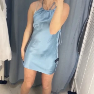 Blå klänning  - Från pull and bear  Strl s  Använt två gånger och se bilder för skick  Super söt  Öppen i ryggen, så ni kan tänka bort min bh  Går att pruta 