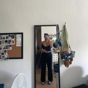 Madlady kostymbyxor  - Säljer min madlady kostymbyxor i storlek 36 short i bra skick. Jag är 160 cm och den passar perfekt för mig, riktigt skönt material mycket stretch vänligt bekväm. 