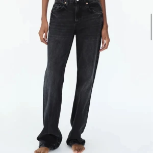 Jeans full lenght  - Jeans från Zara. (Full lenght) varsamt använda i väldigt fint skick. Pris kan diskuteras 🩷