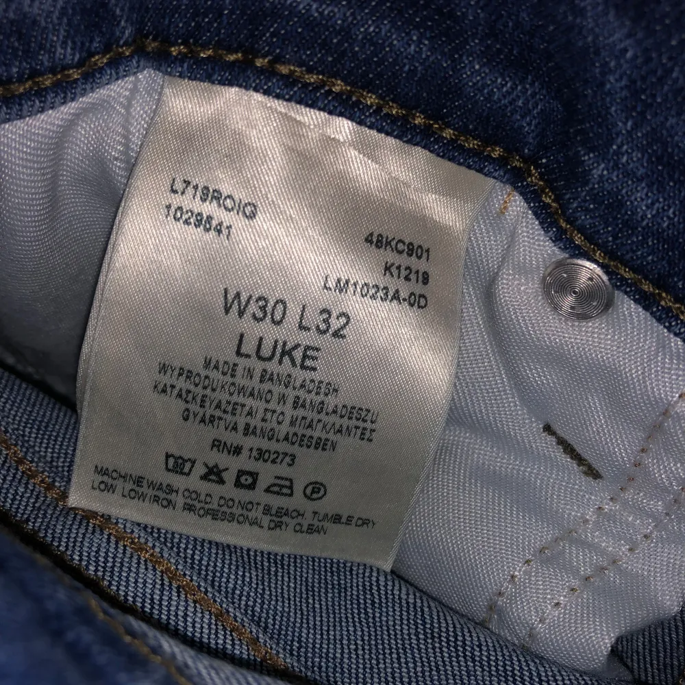 Slim lee jeans storlek 30/32 i blå denim. Snygg tvätt och toppenskick. Inga defekter eller tydliga tecken på användning. Hör av er vid frågor eller funderingar!. Jeans & Byxor.