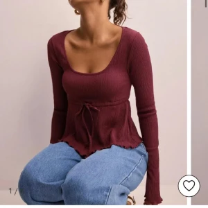 Vinröd långärmad  - Fin tröja från Nelly som inte kommer till användning. Använd 2 gånger🥰