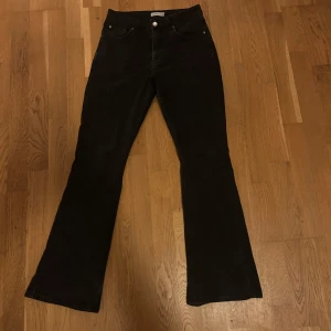 Grå/svarta bootcut jeans  - Snygga jeans från Gina tricot. Nypris 500.