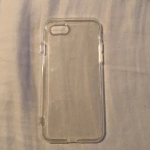 genomskinligt mobilskal  - säljer detta oanvända mobilskalet efter som det inte används, pris kan diskuteras💗