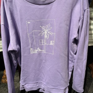 Adidas sweatshirt  - Säljer en sweatshirt från adidas som inte används  Pris 100kr