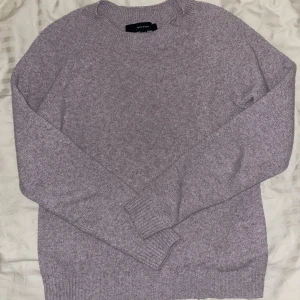 Lila stickad tröja från Vero Moda  - Använd några få gånger. Jättemysig stickad tröja. Skriv för mer information 💕