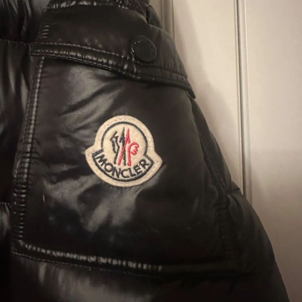 Säljer min Moncler Maya, nästan helt oanvänd. Size 2, (passar även  size 1), köpt på Farfetch, skriv vid intresse eller frågor. . Jackor.