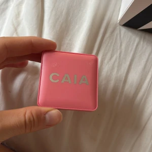 Caia matte blush i färgen Cake Pop - Caia matte blush i färgen Cake Pop, knappt använd. Väldigt fin rosa färg❤️