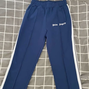 Palm angels byxor - Säljer mina mörkblåa palm angels byxor för jag använder aldrig de. Använt de 2-3 gånger. Kan fraktas och mötas upp